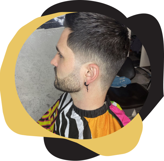 Cliente cortandose el pelo en la peluquería Crown Barber en Zaidín - Granada