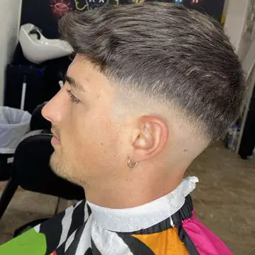 Corte degradado clásico y elegante en la peluquería Crownbarber de Granada, Zaidín.