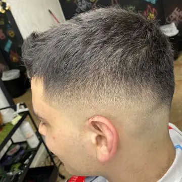Corte degradado con barba definida en Crownbarber, Zaidín.