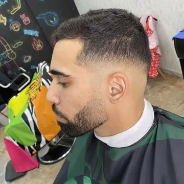 Degradado sutil para un look casual en la peluquería Crownbarber, Granada.