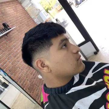 Corte degradado alto con peinado lateral en Crownbarber, Zaidín.