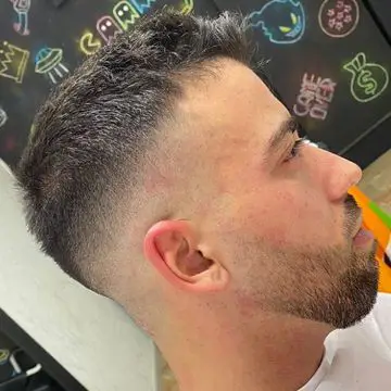 Degradado bajo con transición natural, realizado en la peluquería Crownbarber de Granada, Zaidín.