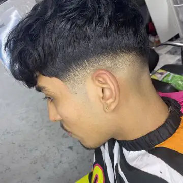 Corte degradado con acabado profesional en Crownbarber, Zaidín.