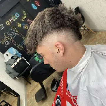 Degradado con volumen en la parte superior, trabajado en la peluquería Crownbarber de Granada, Zaidín.