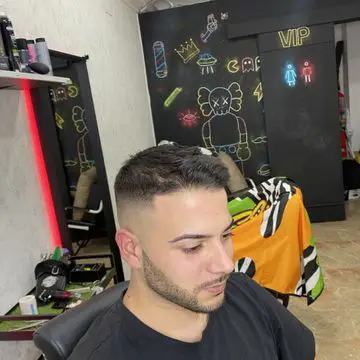 Corte degradado extremo para un estilo audaz, hecho en Crownbarber, Zaidín.