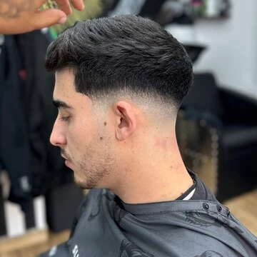Corte de pelo degradado en la peluquería Crownbarber de Granada, Zaidín