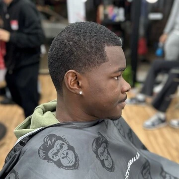 Corte de pelo rapado en la peluquería Crownbarber de Granada, Zaidín