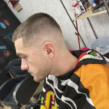 Corte degradado moderno realizado en Crownbarber, Zaidín.