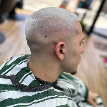 Corte de pelo corto con tinte blanco en la peluquería Crownbarber de Granada, Zaidín