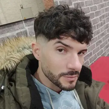Degradado bajo con detalles precisos en la peluquería Crownbarber, Granada.