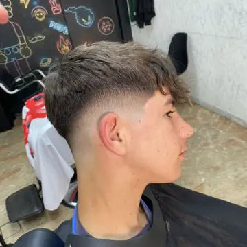 Degradado alto con acabado impecable en Crownbarber, Zaidín.