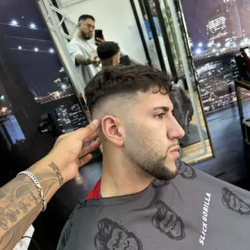 Degradado medio profesional en la peluquería Crownbarber de Granada, Zaidín.