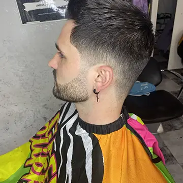 Corte degradado con textura en la parte superior en Crownbarber, Zaidín.