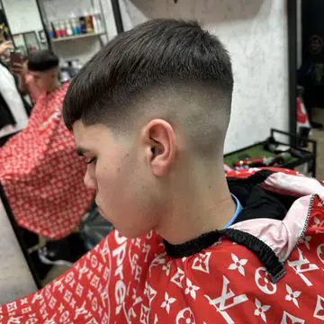 Degradado suave con líneas definidas realizado en la peluquería Crownbarber, Granada.