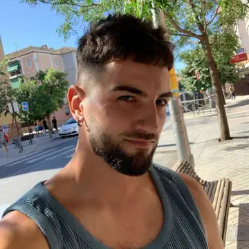 Corte degradado y peinado hacia atrás en Crownbarber, Zaidín.