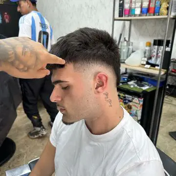 Degradado con diseño artístico en los laterales, hecho en la peluquería Crownbarber de Granada, Zaidín.