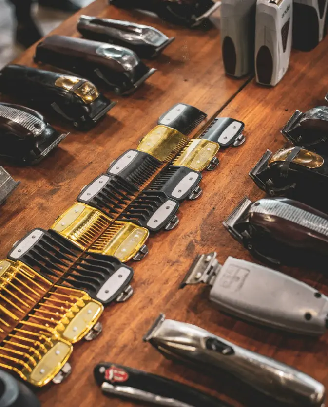 Utensilios utilizados para cortar el pelo  en la peluquería y barbería Crown Barber de la ciudad de Granada situada en el barrio del Zaidín