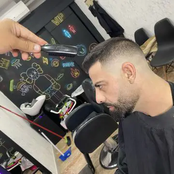 Corte de pelo degradado en la peluquería Crownbarber de Granada, Zaidín
