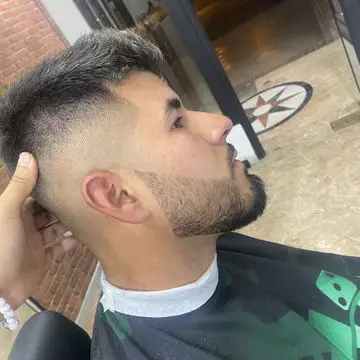 Corte de pelo degradado con recorte de barba en la peluquería Crownbarber de Granada, Zaidín