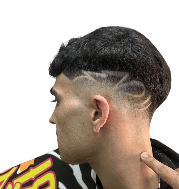 Corte de pelo con dibujo en la cabeza en la peluquería Crownbarber de Granada, Zaidín