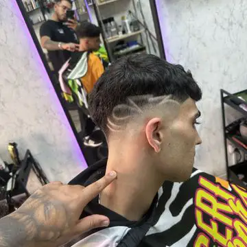 Corte de pelo con dibujo en la cabeza en la peluquería Crownbarber de Granada, Zaidín