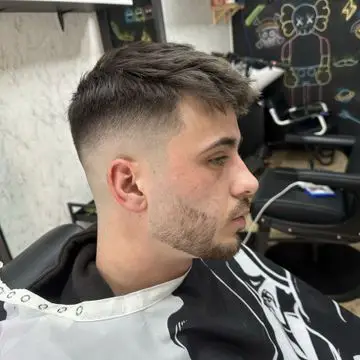 Corte de pelo caballero en la peluquería Crownbarber de Granada, Zaidín