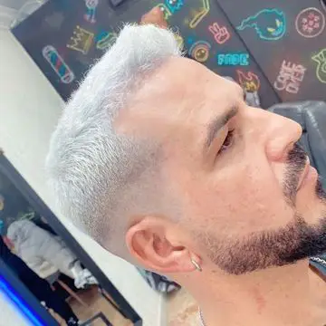 Corte de pelo degradado con tinte de color plateado en la peluquería Crownbarber de Granada, Zaidín