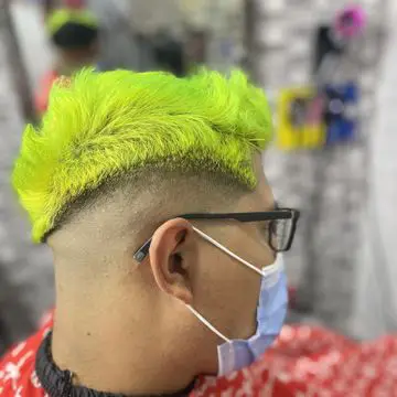 Corte de pelo degradado con tinte de color verde en la peluquería Crownbarber de Granada, Zaidín
