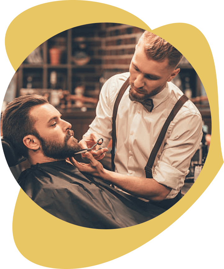 Peluquero con fondo amarillo en Crown Barber, Zaidín